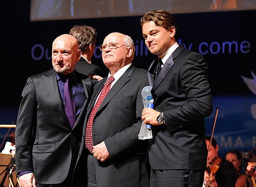 На благотворительном приеме «Кино — за мир» Михаил Горбачев выглядит органично в компании Леонардо Ди Каприо (справа) и Б ена Кингсли