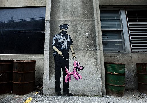 Рисунки, сделанные Бэнкси на стенах в Торонто (полицейский с надувной собакой) и городе Парк Сити (США, Юта) во время международного кинофестиваля независимого кино &quot;Санденс&quot;