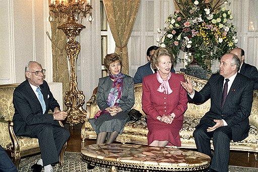 Михаил и Раиса Горбачевы на приеме у премьер-министра Великобритании Маргарет Тэтчер в апреле 1989 года. Встречались не просто политики — почти друзья