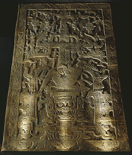 Любимый артефакт Дэникена: плита от саркофага царя индейцев майя, правившего в VII веке. В этой фигуре Дэникен увидел пилота НЛО