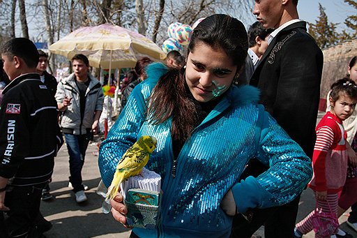 Гадание с попугайчиком — старая традиция Навруза в Узбекистане. Птица вытягивает клювом любое из свернутых в трубочку новогодних пожеланий