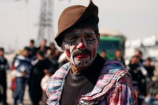 Бродячий цирк на одном из ташкентских базаров — неизменный атрибут народных гуляний. Здесь любой может посостязаться, например в подъеме тяжестей
