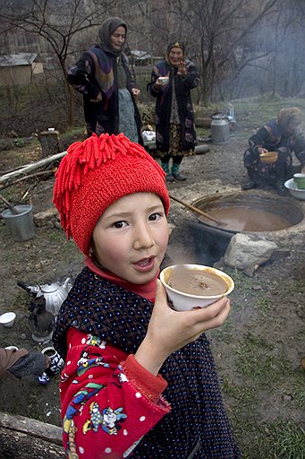 Ритуальным блюдом Навруза в Узбекистане считается сумаляк — это похлебка из проросшего зерна пшеницы и муки, которую варят чуть ли не сутки. На фото эту похлебку едят женщины-учительницы в горном кишлаке. Они добавили в котел с кушаньем камушек — кому он достанется, может загадать желание