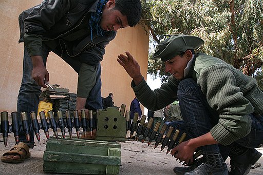 Ленты к пулеметам на ливийских тачанках набивают вручную