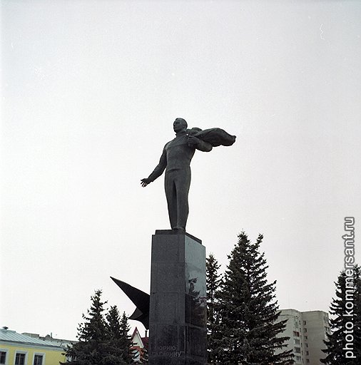 Памятник Гагарину стоит перед гостиницей &quot;Восток&quot; и рестораном &quot;Восток&quot;