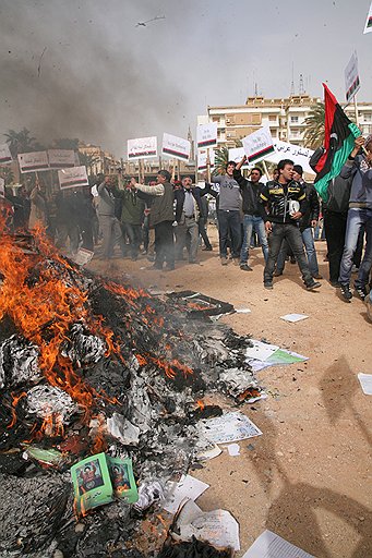 Захватив Бенгази, повстанцы первым делом разгромили Институт изучения Зеленой книги и предали огню несчетные издания главного политического сочинения Каддафи