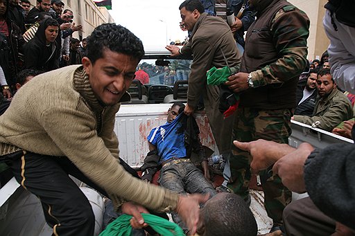 Если в плен к повстанцам попадет ливийский солдат, он отделается легким испугом. У чернокожих наемников (на фото) шансов выжить очень мало — их просто линчуют