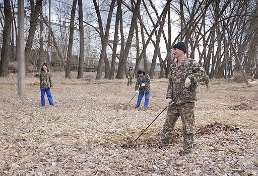 Работы по уборке территории в Чернобыле в ожидании приезда Януковича