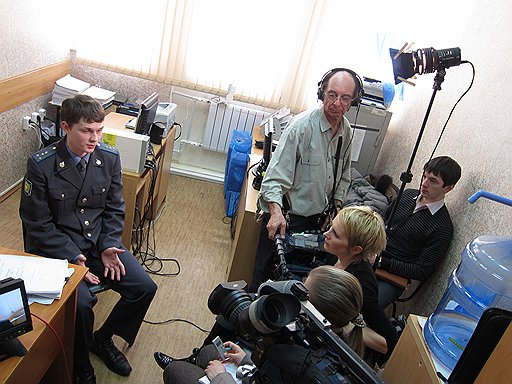 Бельгийское телевидение берет интервью у капитана Андрея Моссунова. Среди жертв скамеров было много бельгийцев