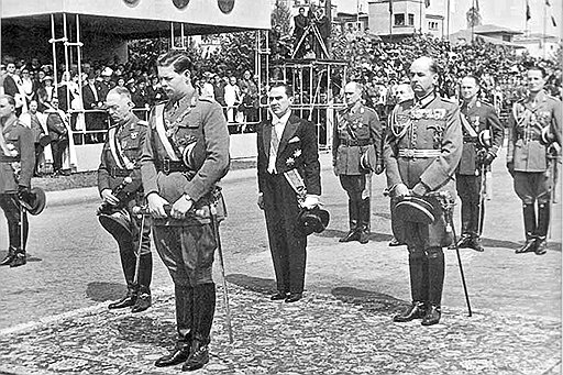 Король Михай I (на переднем плане), диктатор Антонеску (слева) в день национального праздника Румынии 10 мая 1942 года