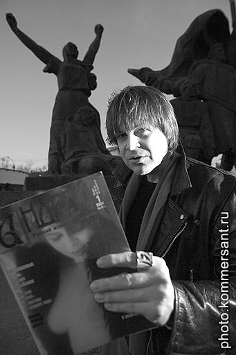 Алексей Вейцлер с первым номером журнала &quot;Андрей&quot; на месте съемок фильма &quot;Generation П&quot;, 2011