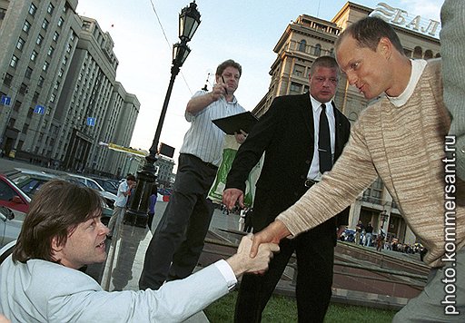 На кинофестивале в Москве Вейцлер приветствует голливудского актера Вуди Харрельсона, сыгравшего в фильме &quot;Народ против Ларри Флинта&quot; его американского коллегу — издателя журнала Hustler