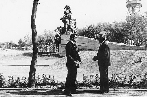 Автор и заместитель генпрокурора СССР Виктор Найденов (справа). Киев. 1976 год