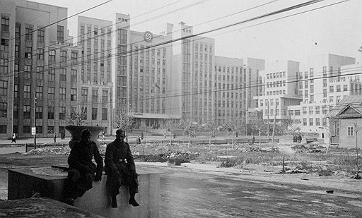 Немецкие солдаты в Минске на фоне здания Совета министров 