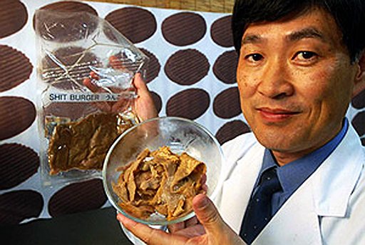 Митсуюки Икеда из Университета Окаямы демонстрирует искусственное мясо, которое по своему составу является чистым диетическим продуктом: 63% -- это чистый протеин, еще 25% -- углеводы, 9% -- минералы и 3% -- жирные кислоты