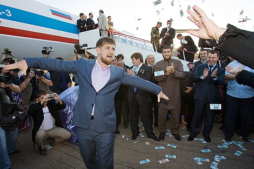 Федеральный центр решает проблемы Кавказа просто — деньгами. И танцующий среди купюр глава Чечни — своего рода символ такой политики. У избирателей ни этот символ, ни эта политика симпатий не вызывает