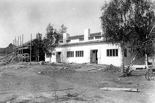 Здание С-типа. Коттедж на 4 семьи. Фото 1926 года и современный вид