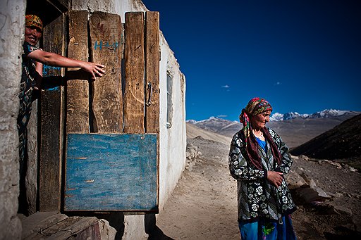 С мая по сентябрь памирский перевал Харгуш становится домом для семей таджикских пастухов. Для скота здесь достаточно корма, а для всех проезжих гостей — угощения. Зайти на постой можно в любую кошару — временное жилище пастуха