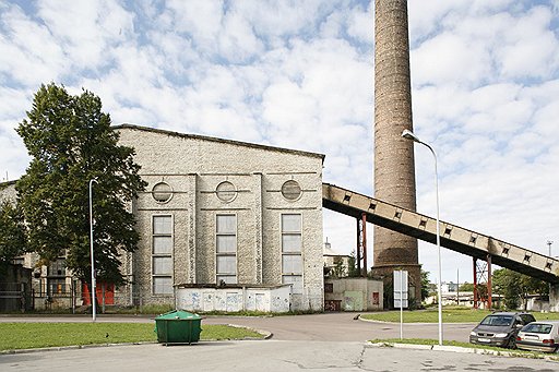 Бывший литейный цех судостроительного завода Ноблесснера и бывшая Таллинская электростанция (на фото) теперь заняты производством искусства