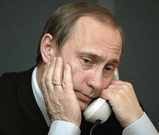 Поначалу вопросом: ху из мистер Путин? — мучились не только иностранцы. И. о. президента РФ Владимир Путин отвечает на вопросы граждан по телефону. 2000 год 