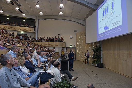 Доклад о двухлетних экспериментах с нейтрино Дарио Аутьеро прочитал в CERN на закрытом научном семинаре, но новость о превышении скорости света тут же облетела всю планету