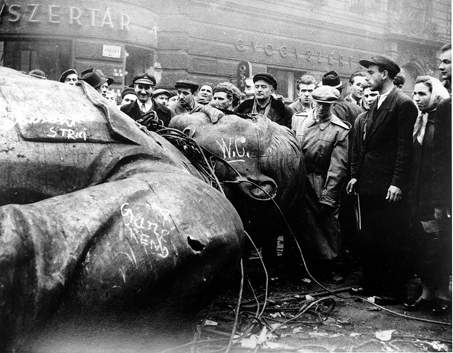 Памятник Сталину у Городского парка был сокрушен одним из первых