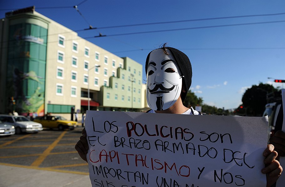 В Мехико внесли свои поправки в протест: &quot;Полиция — это вооруженная рука корпораций&quot;