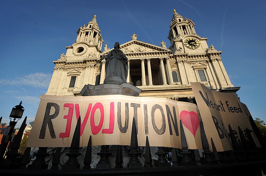 Призыв к революции, развернутый перед собором Святого Павла в Лондоне, читается и как призыв к любви 