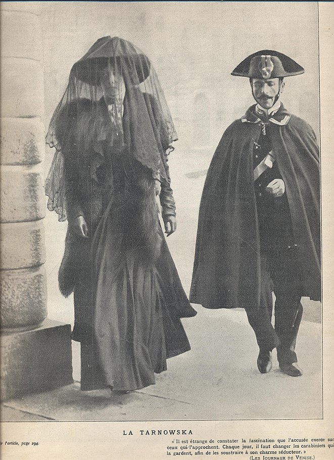 Марию Тарновскую конвоируют в суд. 1910 год 