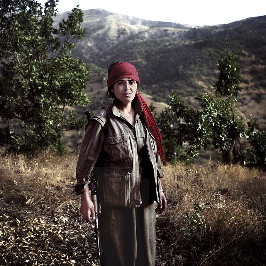 Девушки, как и мужчины, в курдских отрядах &quot;теряют&quot; имена, ко всем обращаются &quot;товарищ&quot;. Слева направо: три товарища — Текочин, Дерсим и Куди