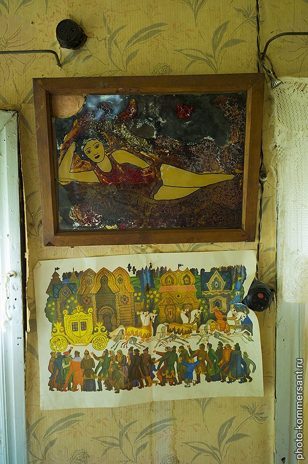 Интерьер заброшенного дома в деревне Кудрина Гора. Картина, похоже, принадлежит кисти того же автора, что и в доме Ивана из Новинок