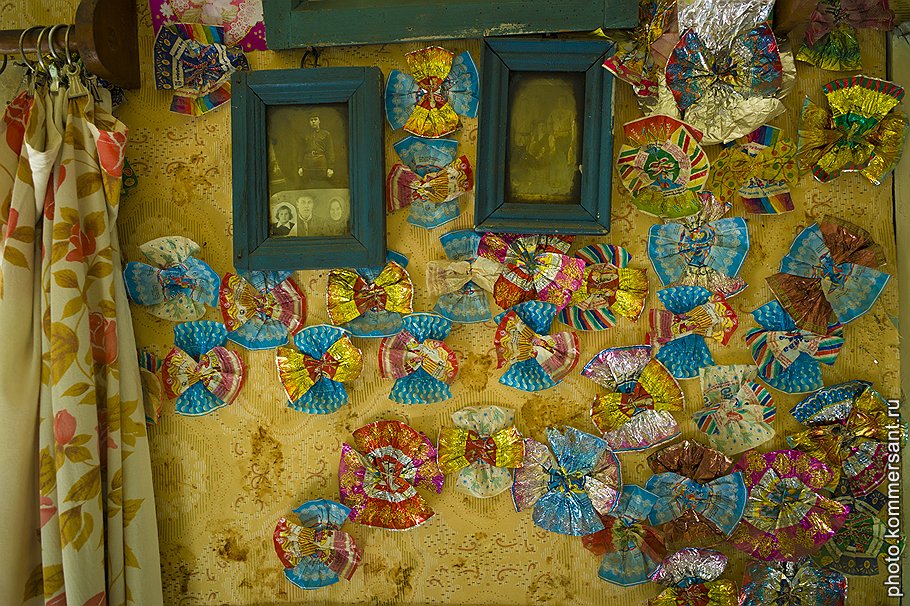 Интерьер Дом в деревне Зайцево. Это тоже очень типичный для здешних мест способ украсить свое жилище — фантики от конфет