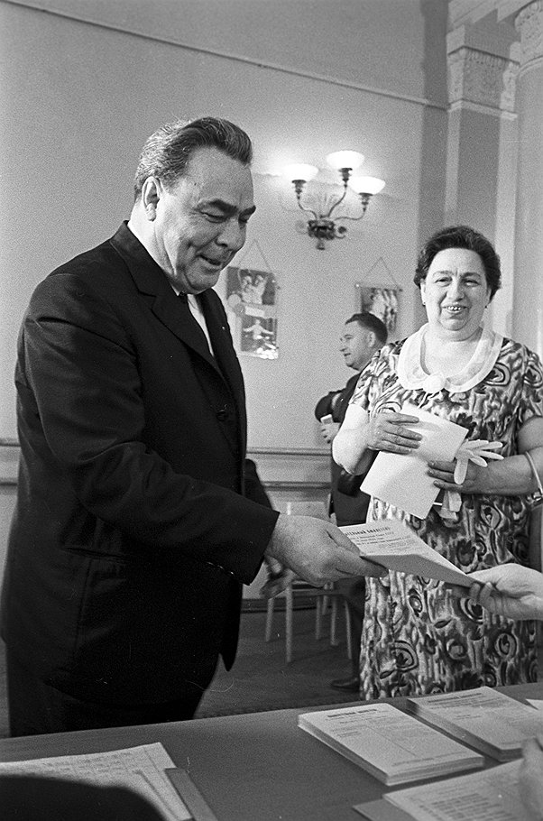 Леонид Ильич Брежнев был первым из вождей, кто не постеснялся прийти голосовать вместе с женой Викторией Петровной