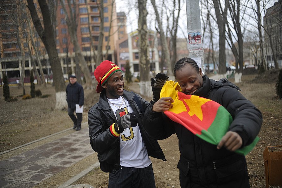 Камерунских студентов Этьена (слева) и Фреда в Махачкале иногда принимают за футболистов &quot;Анжи&quot; 
