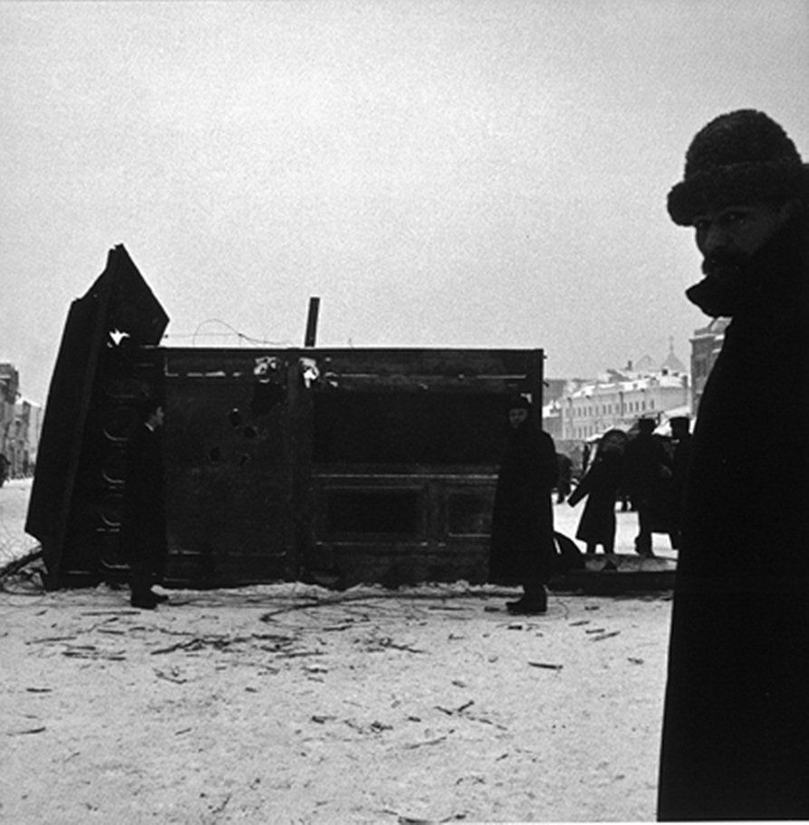 Остатки баррикады на улице Москвы. Декабрь 1905 года 