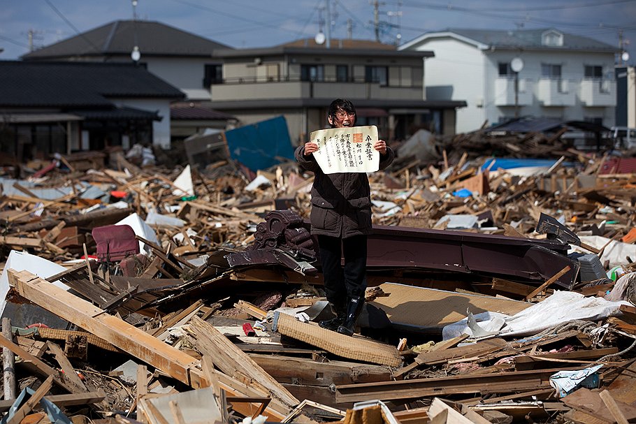 Ясуйоши Чиба. Чиеко Матсукава с дипломом своей дочери, который она разыскала в развалинах дома. Япония 
