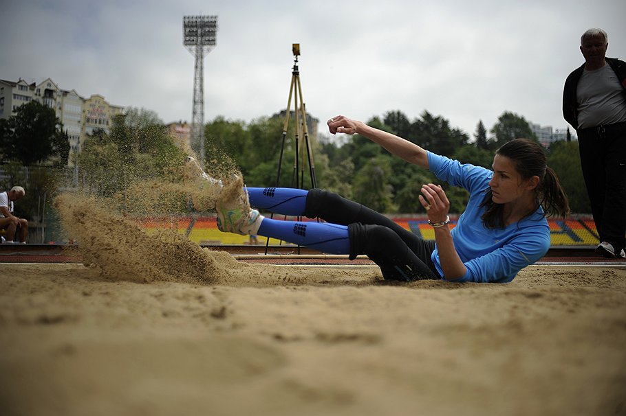 Прыгунья в высоту Анна Чичерова отрабатывает элементы прыжка на городском стадионе в Сочи. Для нее лондонские Игры станут третьими в карьере: в Афинах она осталась без медалей, а в Пекине завоевала бронзу 