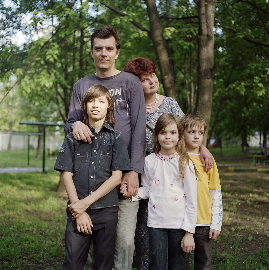 Олег, Елена и их дети — Даша, Сева и Адиль 