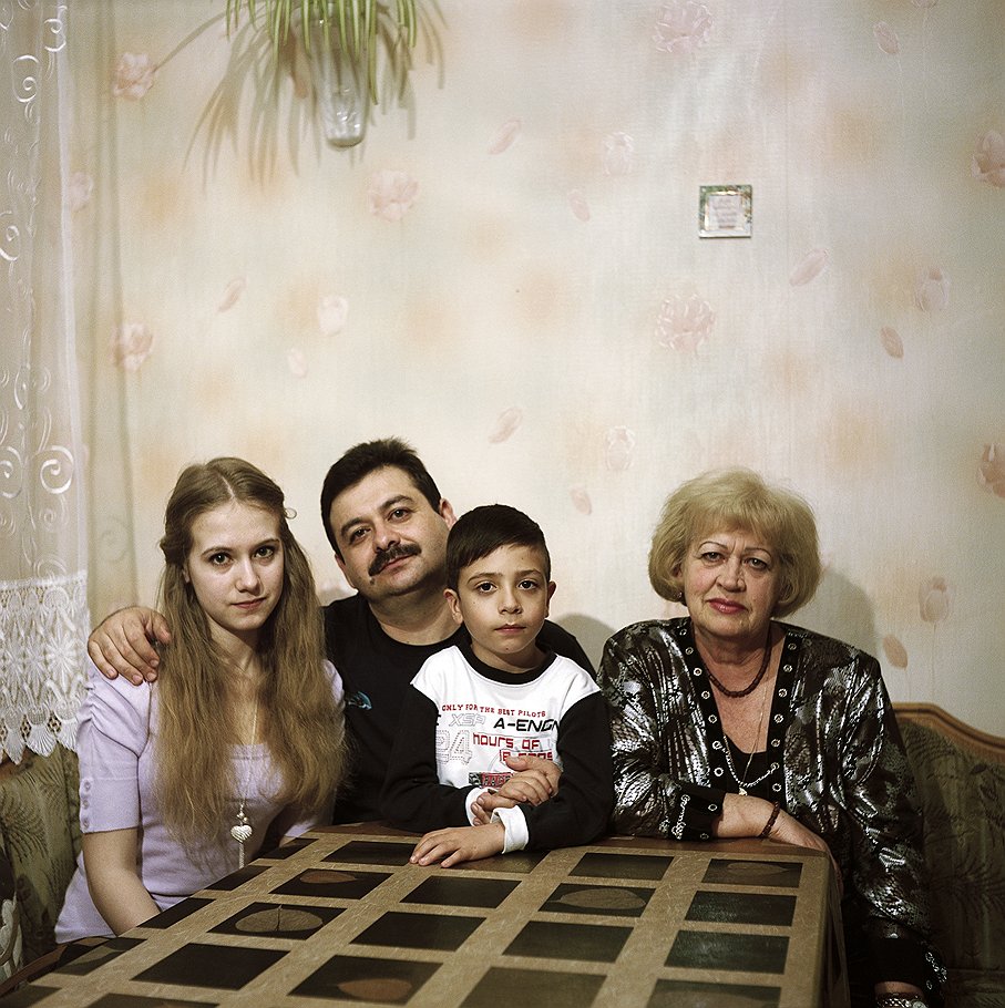 Александр Меграбян с детьми Надей и Ильей и своей мамой Раисой Павловной