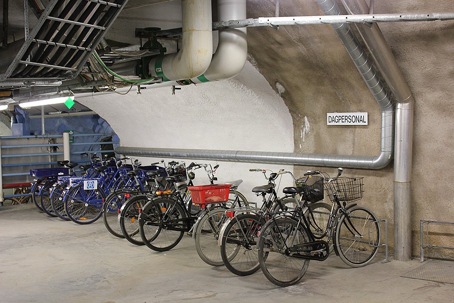 Велопарковка служебных велосипедов для сотрудников очистных сооружений. Под землей на двигателе внутреннего сгорания далеко не уедешь
