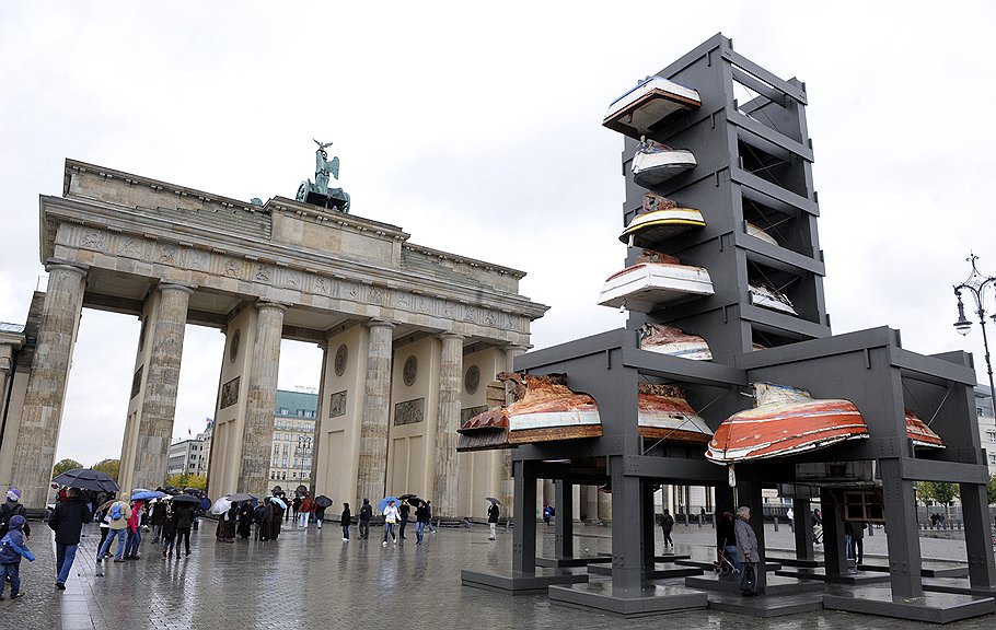 Композиция, выставленная три года назад у Бранденбургских ворот в Берлине, называлась &quot;Перекрестки&quot; и символизировала путь мигрантов к новой жизни. Эта жизнь, как выясняется, устраивает не всех 