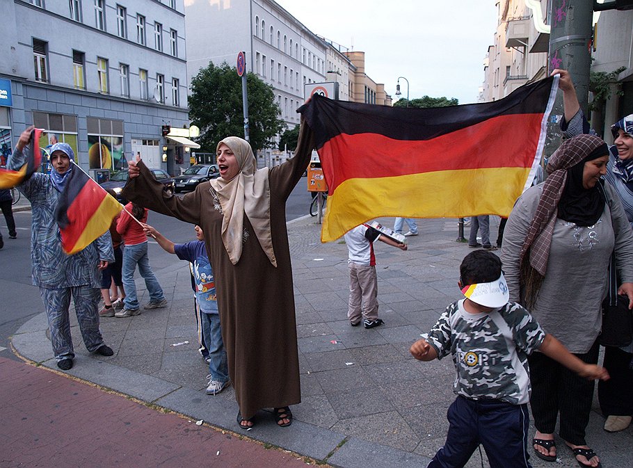 Турецкие мигранты в Берлине поддерживают сборную Германии по футболу. Но вряд ли это можно считать полноценной интеграцией приезжих в жизнь страны