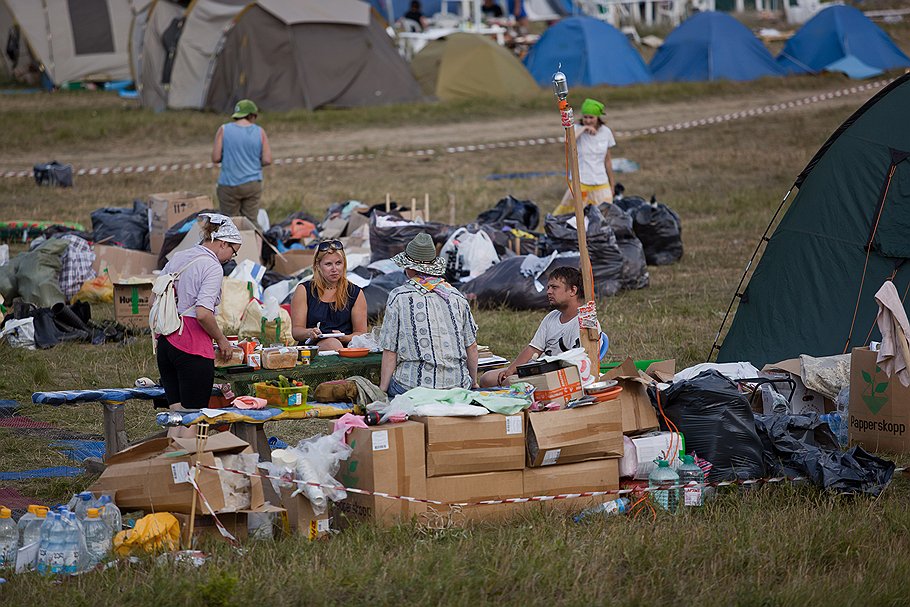 Волонтеры отдыхают в лагере на окраине Крымска после работ по очистке улиц