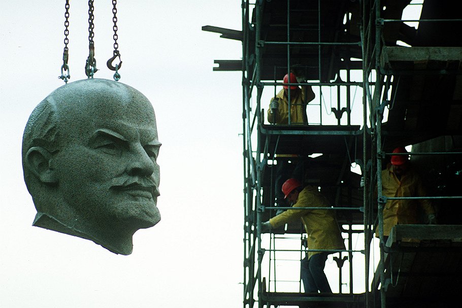 Демонтаж памятника Ленину в Берлине, без которого не состоялся бы памятник Кутузову в Москве