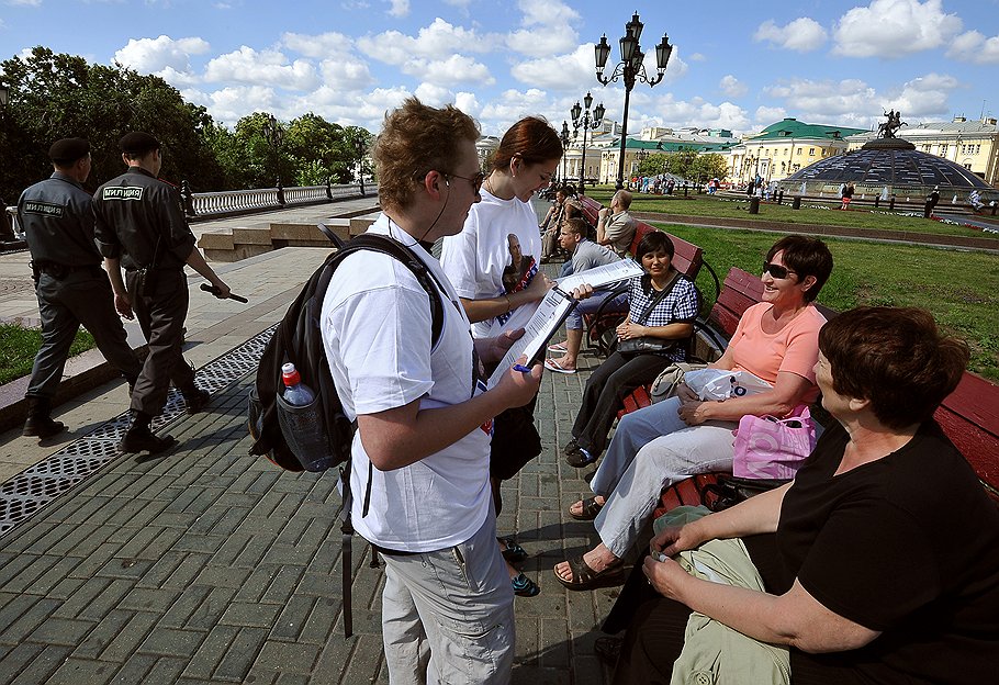 Социологи считают. Опрос людей на улице. Социальный опрос на улице. Социологический опрос на улице. Опрос жителей на улице.