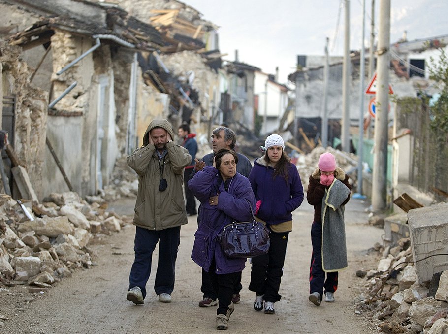 На следующий день после землетрясения в области Абруццо в центральной Италии семья осматривает, что осталось от их дома и города. Через три года в несчастье обвинят сейсмологов 