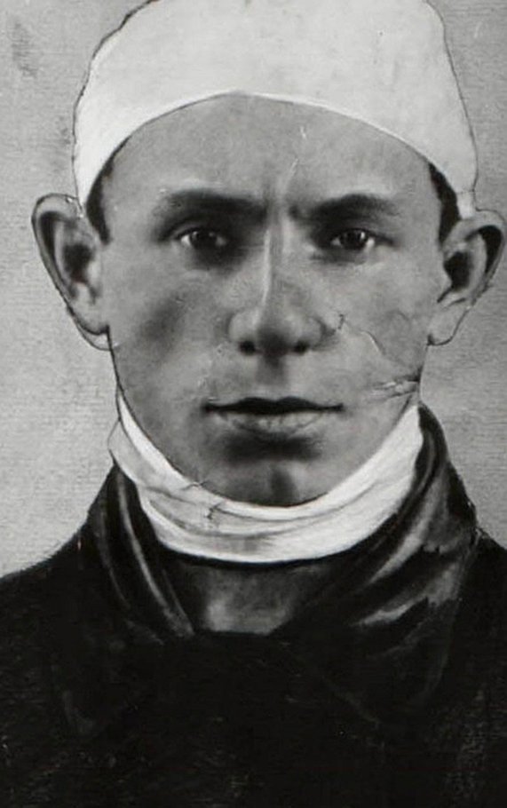 На единственном сохранившемся снимке Ленька Пантелеев — с перевязанной головой. Перед задержанием его оглушили 
