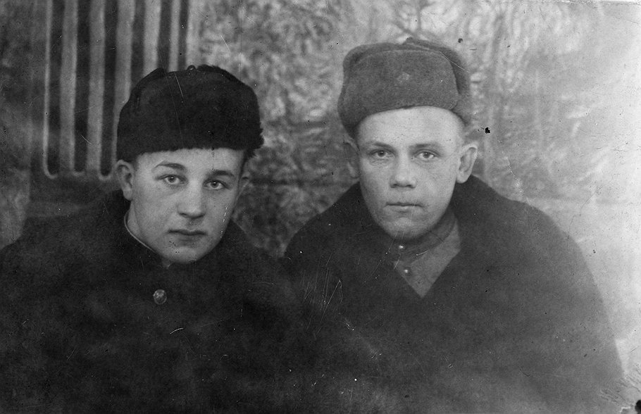 Анатолий Завьялов семьдесят лет назад (справа) 
