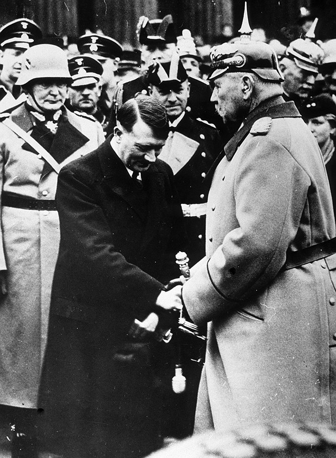 Презиравший Гитлера Гинденбург согласился на назначение Гитлера рейхсканцлером
