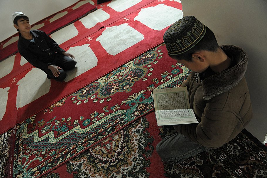 Вся жизнь таджика проходит на полу, здесь он ест, спит и молится